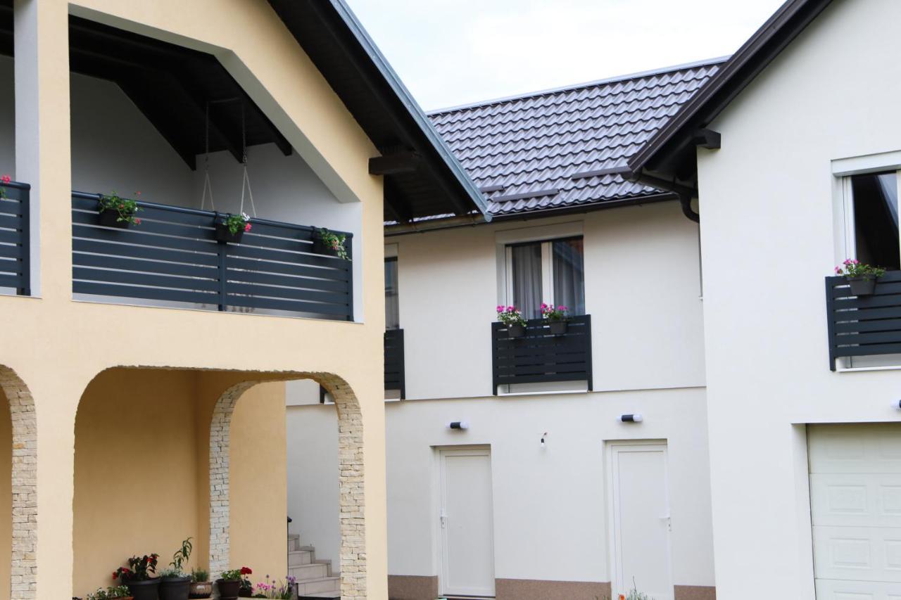 Flora Studio Apartments Korenica Exterior photo